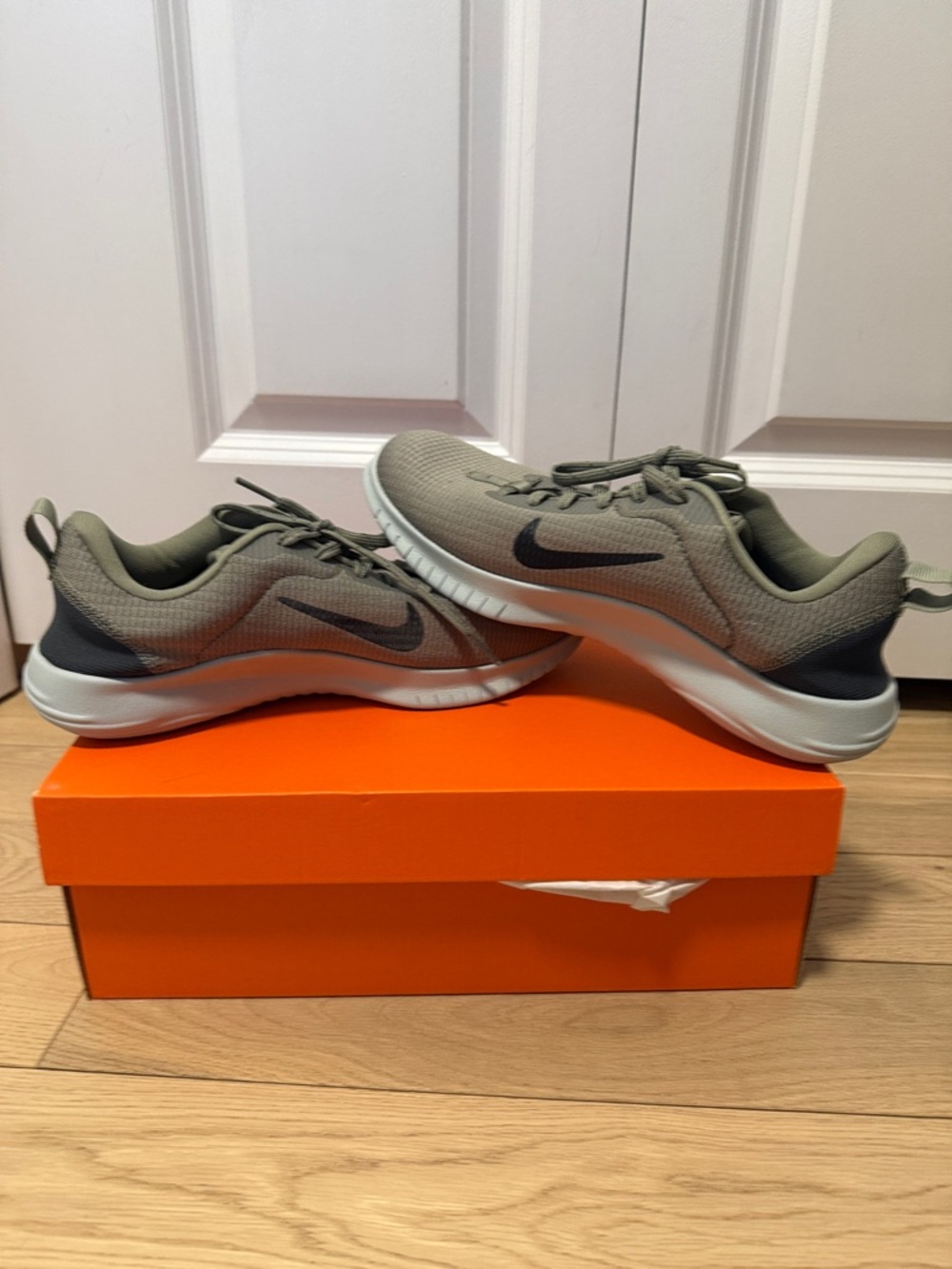 NEW IN BOX Nike Flex Experience Run 2 size men’s 7 women’s 8.5